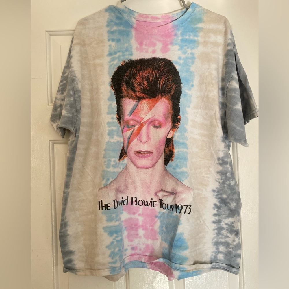 Awesome David Bowie-L shirt….but BIG